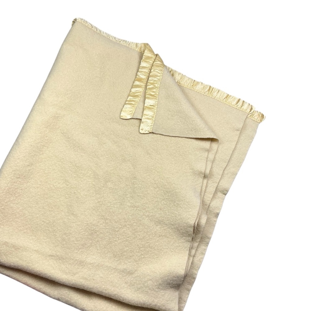 Vintage 1960s/70s pale yellow wool reversible blanket 51x70